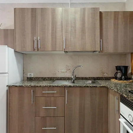 Charming 2-bedroom With Modern Amenities *